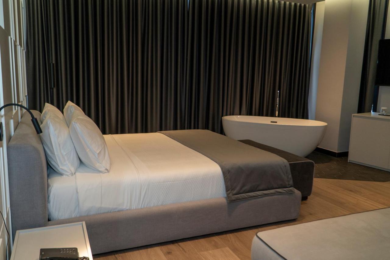 Center Hotel Sarande Bagian luar foto
