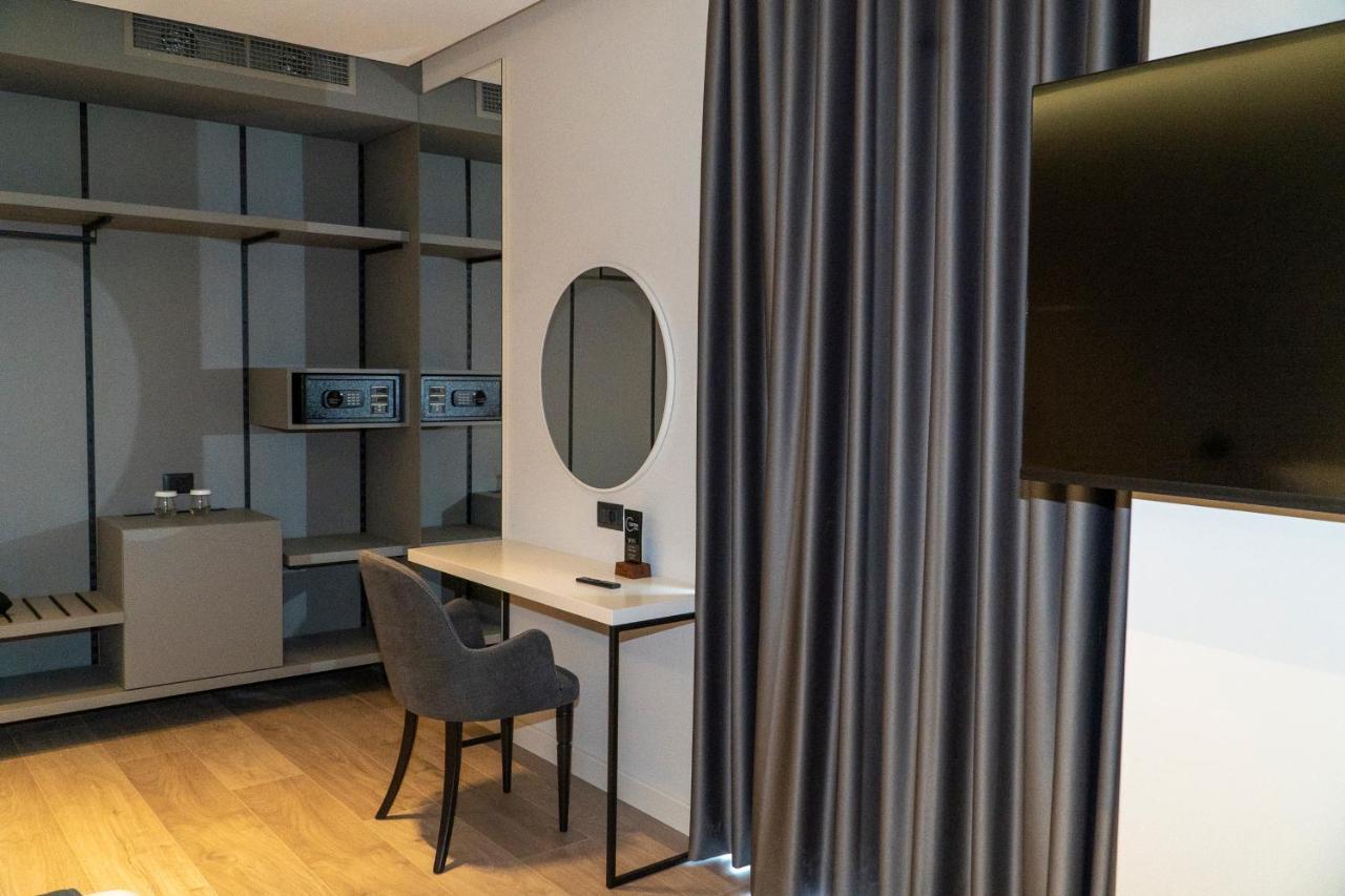 Center Hotel Sarande Bagian luar foto