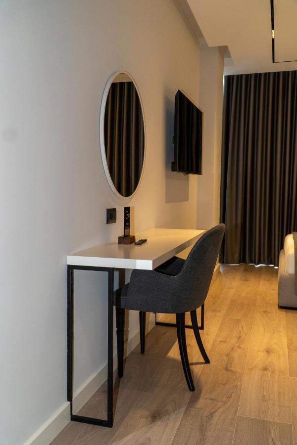 Center Hotel Sarande Bagian luar foto